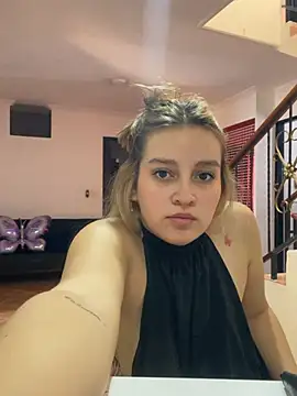 LittleMia_sw: διαδικτυακό σόου στην κάμερα