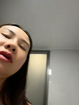 Yioyio-666's Live XXX Chat