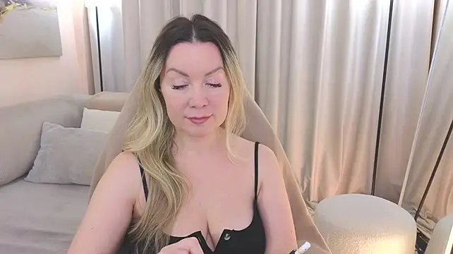 ElleQ Live XXX-Chat