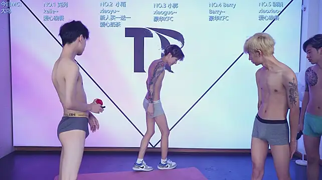 Show modela Apex-Yboy na web-kameri
