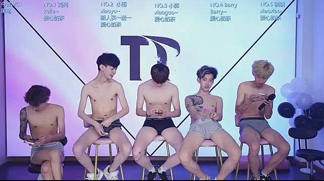 Show modela Apex-Yboy na web-kameri