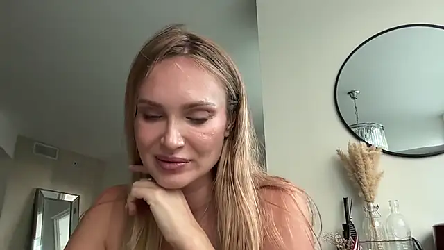 Kavellina Adlı Modelin Canlı XXX Sohbeti