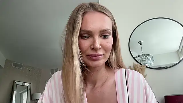 Kavellina Adlı Modelin Canlı XXX Sohbeti