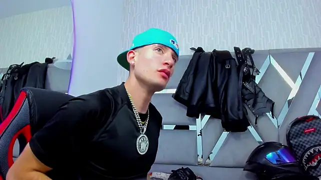 hunterheat__ Show in webcam