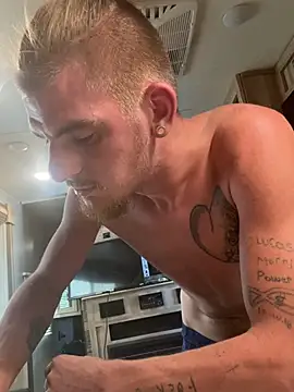 BabyGiraffe25 Show in webcam