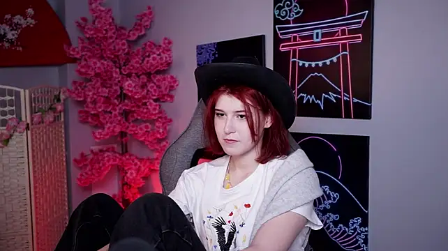 JulliaMoore Show in webcam