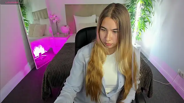 Elaria_ Show in webcam