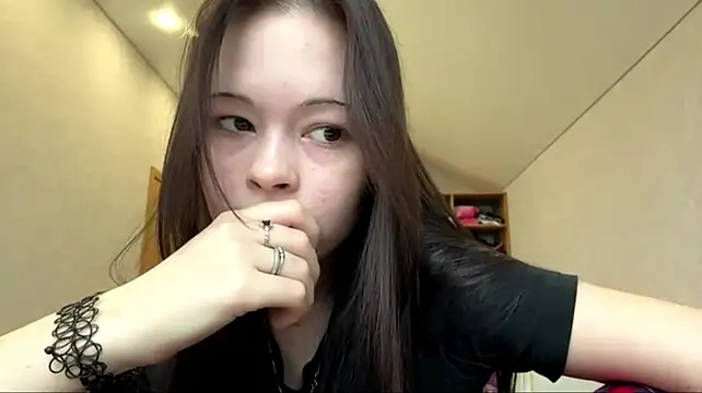 ErlindaHoruath Show in webcam
