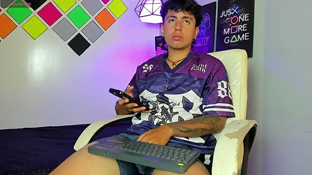Show modela Jonnie-rodriguez na web-kameri