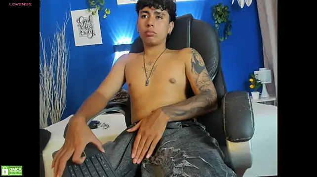 Show modela Jonnie-rodriguez na web-kameri