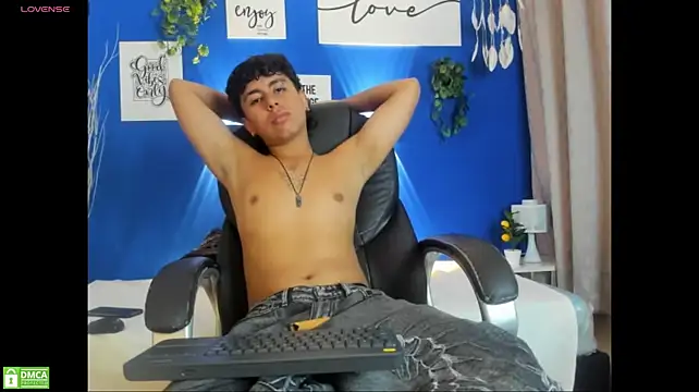 Show modela Jonnie-rodriguez na web-kameri