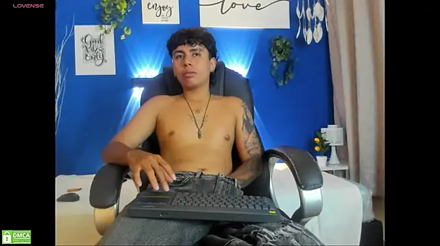 Show modela Jonnie-rodriguez na web-kameri