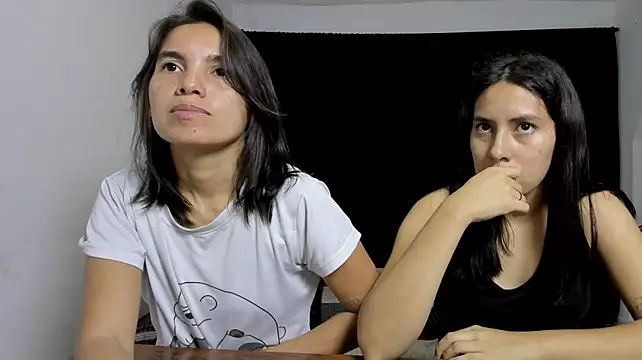 Show de webcam de Soffy_Emily_sleepers