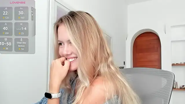 Show modela JulyBlondy na web-kameri
