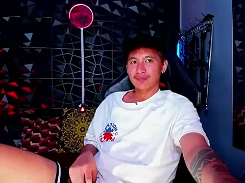 Show modela AsianTopXbater na web-kameri