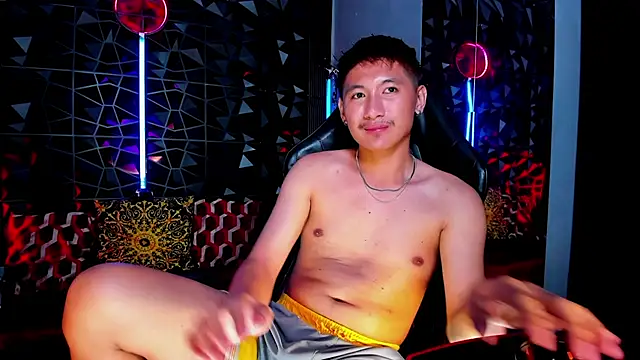 Show modela AsianTopXbater na web-kameri