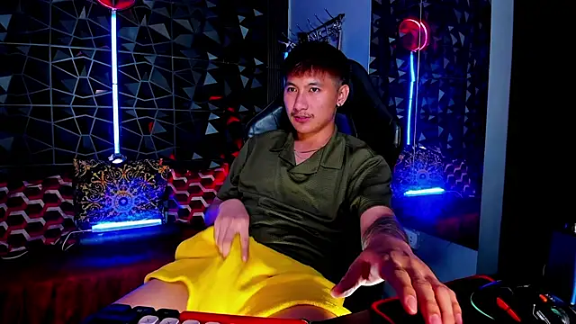Show modela AsianTopXbater na web-kameri