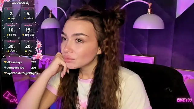 KiaraKiy Adlı Modelin Canlı XXX Sohbeti