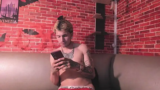 Вебкам-шоу Valentino_knox1