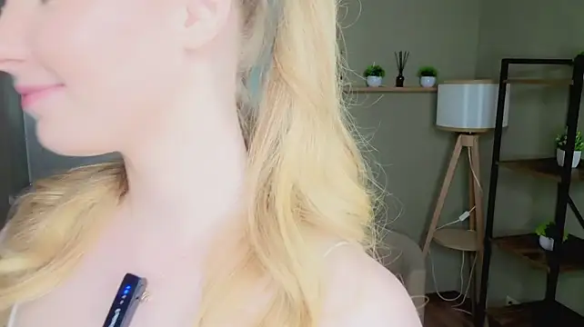 הופעת וובקאם של BlondeMiaX