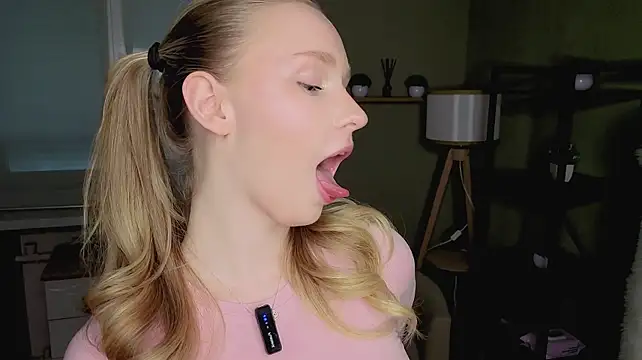 BlondeMiaX's Live XXX Chat