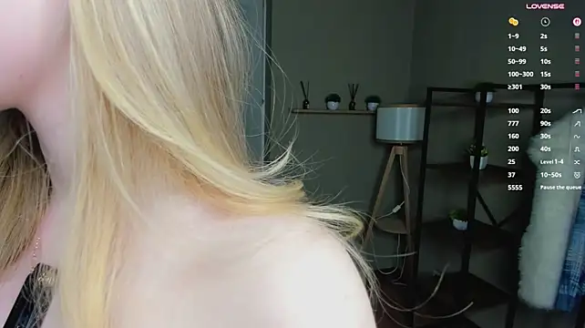 BlondeMiaX's Webcam Show