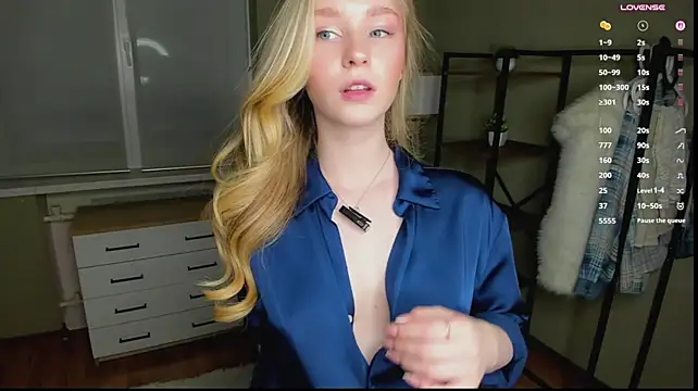 BlondeMiaX  – webcam-show