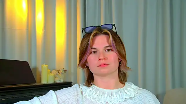 AliceAllard: διαδικτυακό σόου στην κάμερα