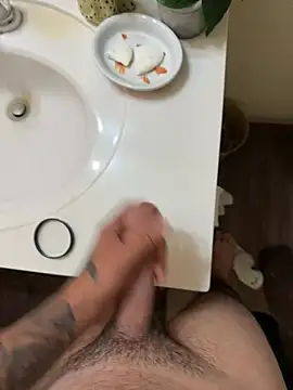 הופעת וובקאם של tattooesboyyy