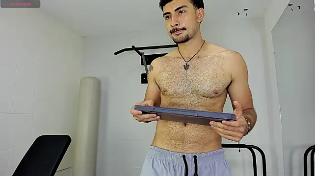 Theo_BossX: διαδικτυακό σόου στην κάμερα