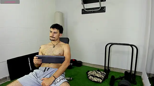 Theo_BossX: διαδικτυακό σόου στην κάμερα