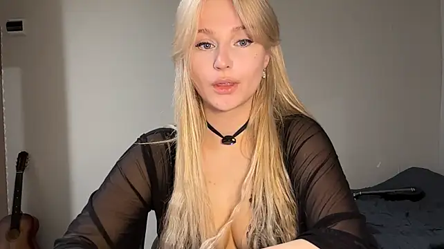 Real_anna: διαδικτυακό σόου στην κάμερα