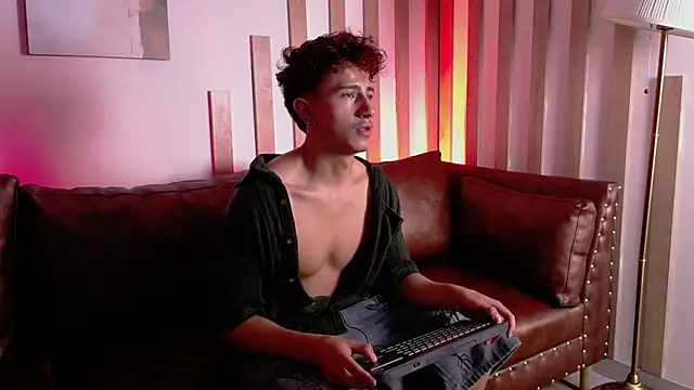 Show modela Santi_Williams na web-kameri