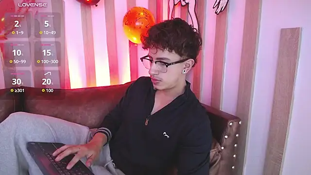 Show modela Santi_Williams na web-kameri