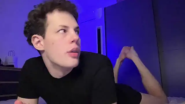 הופעת וובקאם של Hot_Adam_