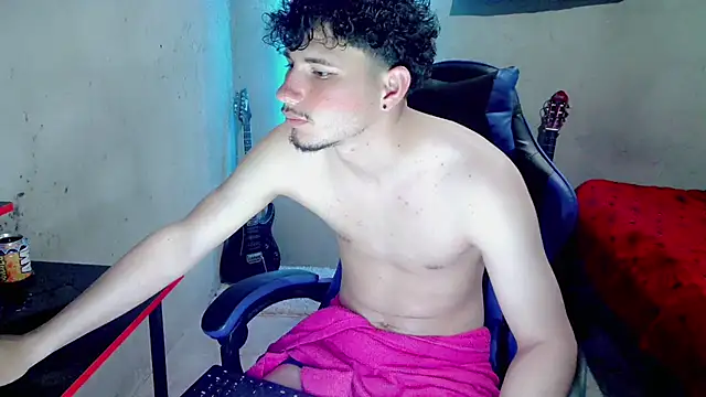 Atom_Hot: διαδικτυακό σόου στην κάμερα