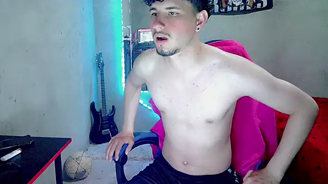 Show modela Atom_Hot na web-kameri