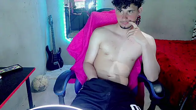 Show modela Atom_Hot na web-kameri