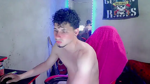Show modela Atom_Hot na web-kameri