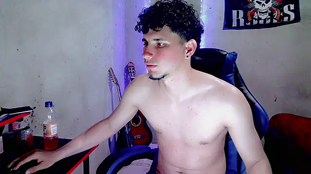 Show modela Atom_Hot na web-kameri