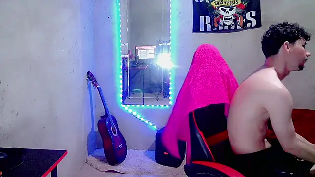 Show modela Atom_Hot na web-kameri