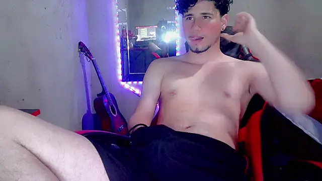 Show modela Atom_Hot na web-kameri