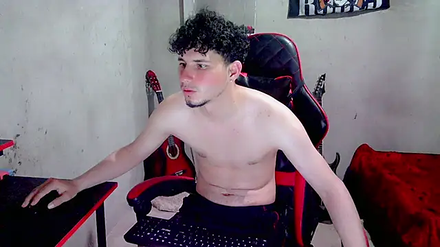 Show modela Atom_Hot na web-kameri