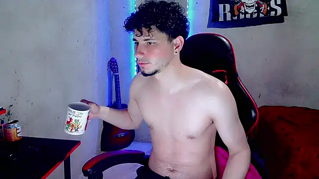 Pokazy przed kamerką – Atom_Hot