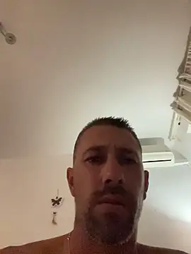 Bigcarlosc: διαδικτυακό σόου στην κάμερα