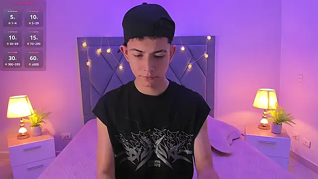your_fav_twink_'s Webcam Show