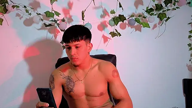 Show modela Austin_muscle na web-kameri