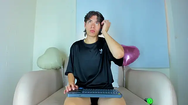 Show modela isaack_grant na web-kameri