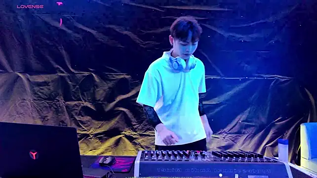 DJ-ZUOZUO Show in webcam