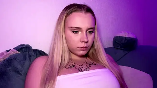 Show modela KyraBumbray na web-kameri